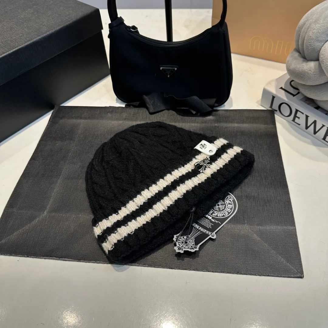 P56 Crow Heart Autumn and Winter Wool Knitted Beanie This must be a favorite of minimalism. It is clean, neat, fashionable and versatile, and will definitely not be picky about your face shape! A fashionable classic that lasts forever! Fashionable black and white can be purchased together!